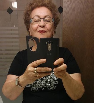 טובה פריש בסלפי. התחילה לכתוב ב"הארץ שלנו"
